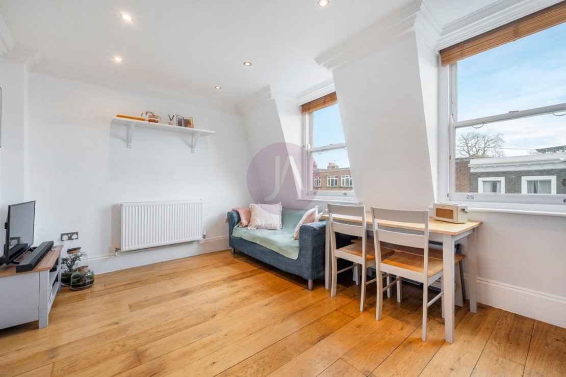 1 bedroom Flat to rent in Kentish Town Road-view5