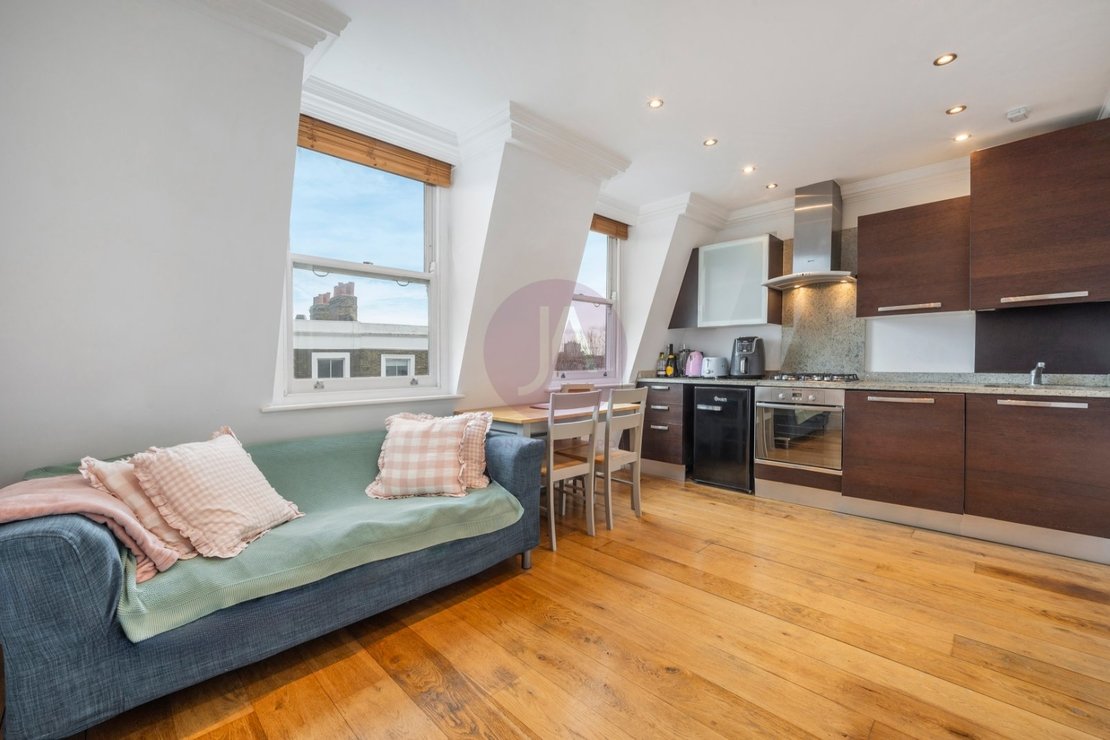 1 bedroom Flat to rent in Kentish Town Road-view1