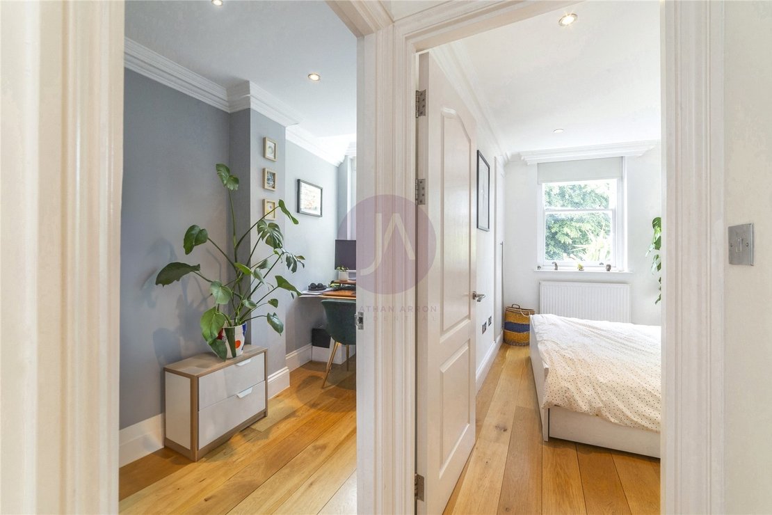 2 bedroom Flat to rent in Kentish Town Road-view9