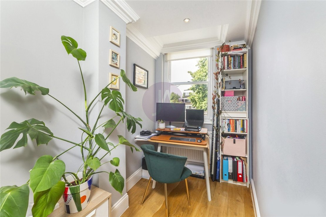2 bedroom Flat to rent in Kentish Town Road-view8
