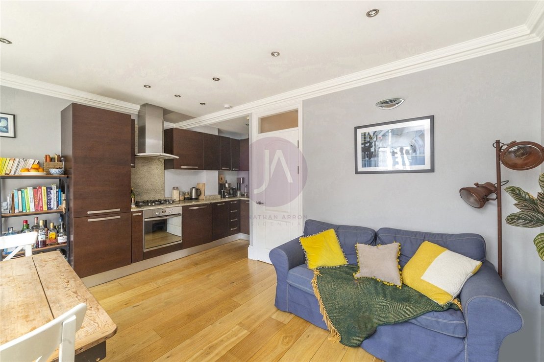 2 bedroom Flat to rent in Kentish Town Road-view3