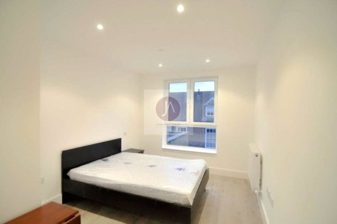Flat to rent in Kilburn High Road-view2