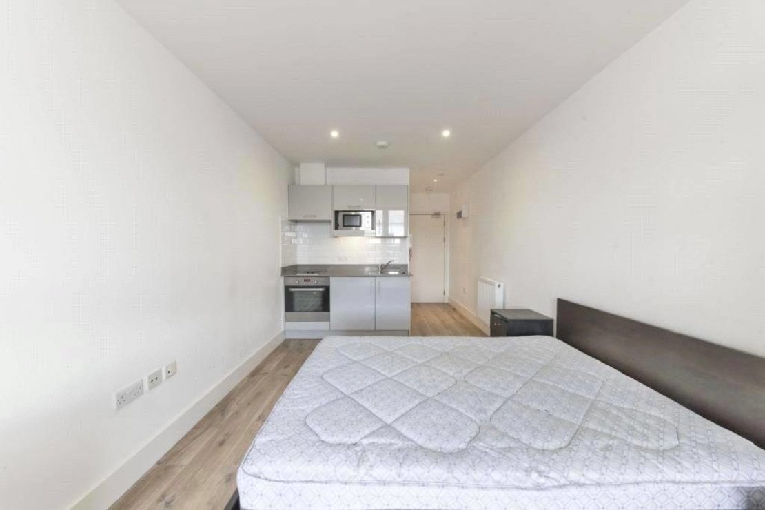 Flat to rent in Kilburn High Road-view1