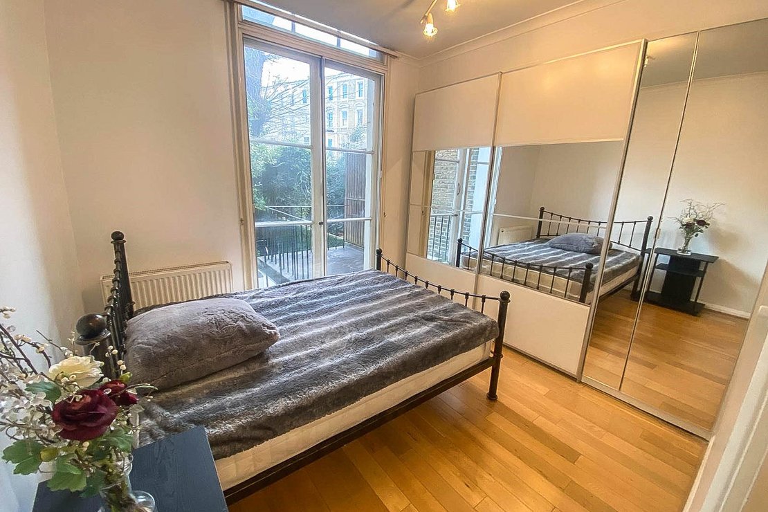 2 bedroom Flat to rent in Longridge Road-view4