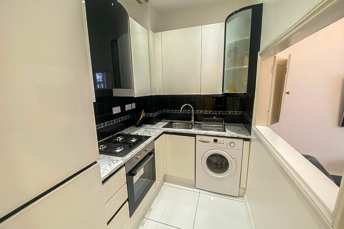 2 bedroom Flat to rent in Longridge Road-view2