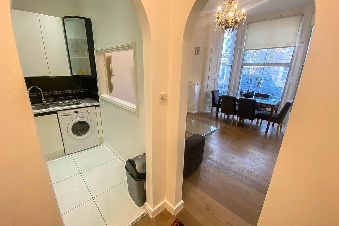 2 bedroom Flat to rent in Longridge Road-view10