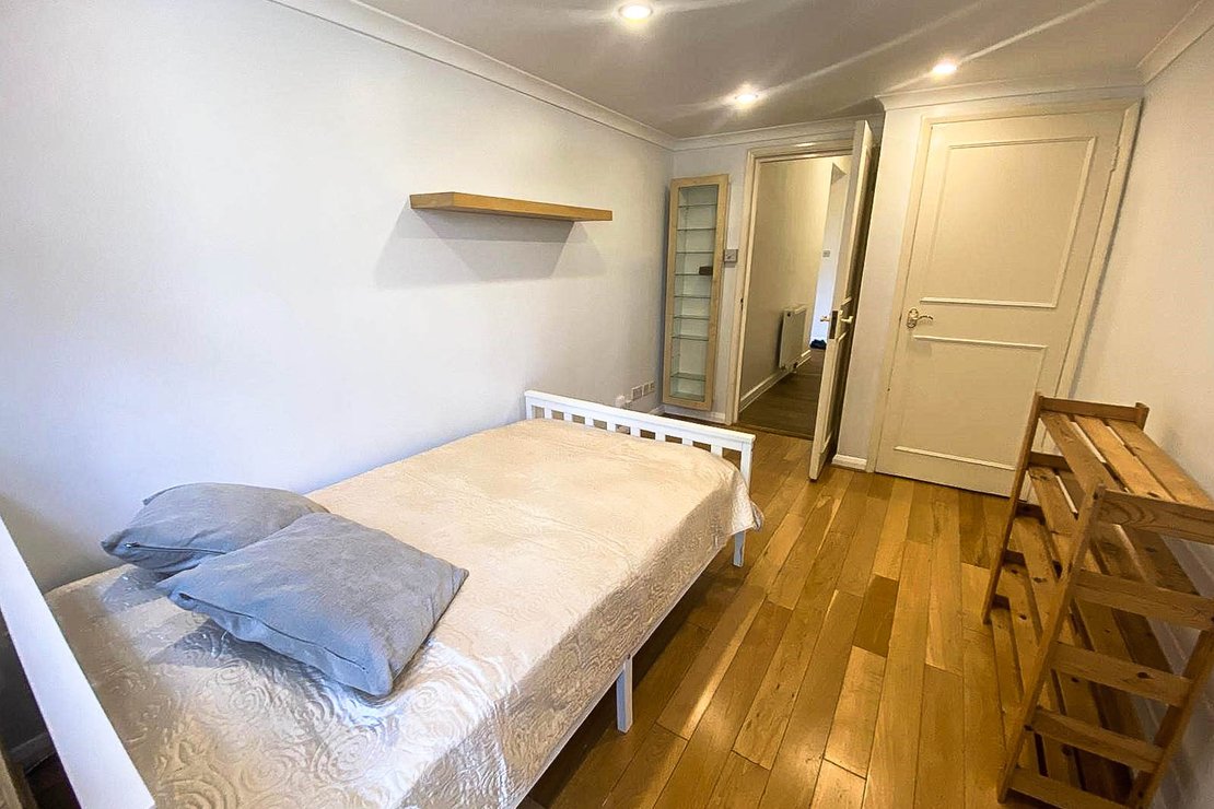 2 bedroom Flat to rent in Longridge Road-view8