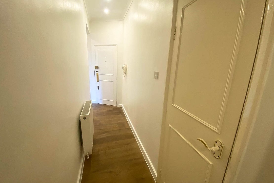 2 bedroom Flat to rent in Longridge Road-view9