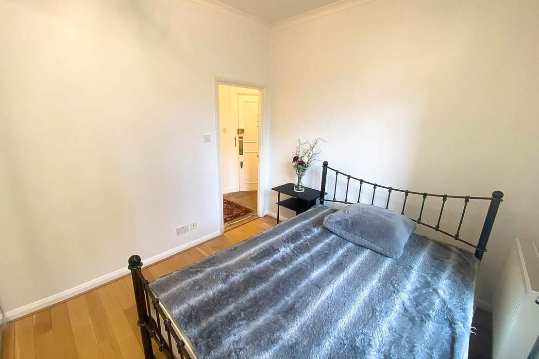 2 bedroom Flat to rent in Longridge Road-view5