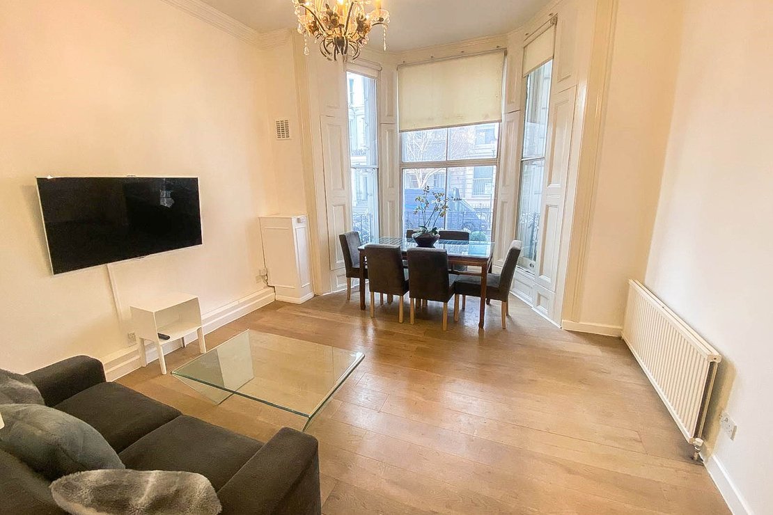 2 bedroom Flat to rent in Longridge Road-view1