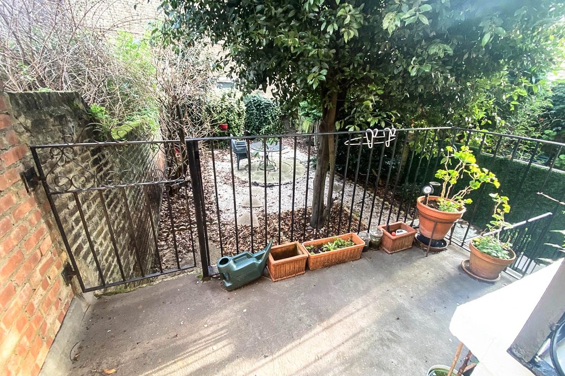 2 bedroom Flat to rent in Longridge Road-view11