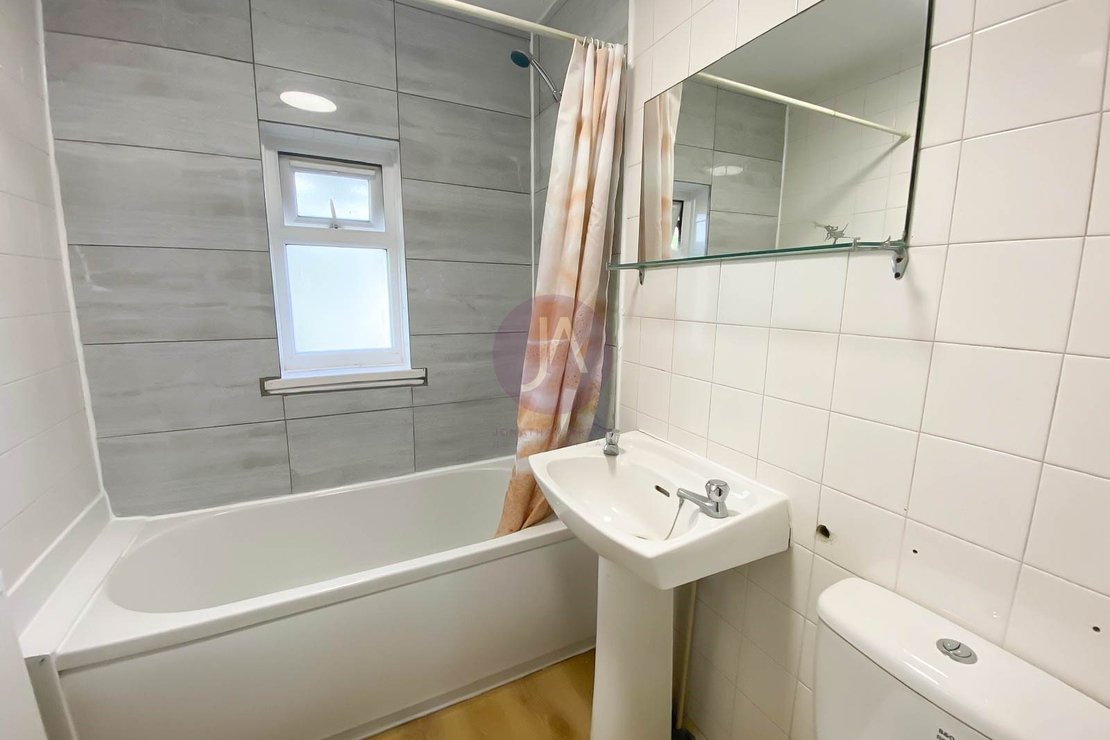 2 bedroom Flat to rent in Lowfield Road-view4