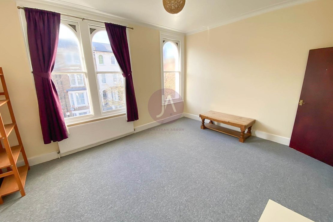 2 bedroom Flat to rent in Lowfield Road-view7