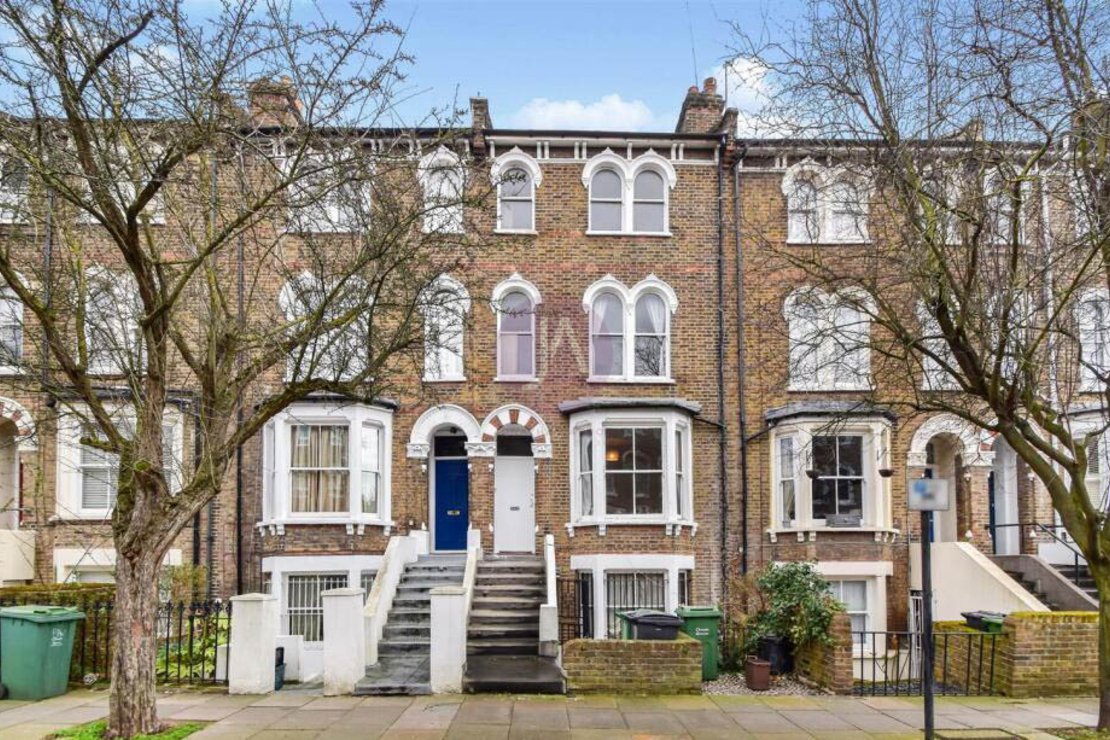 2 bedroom Flat to rent in Lowfield Road-view1