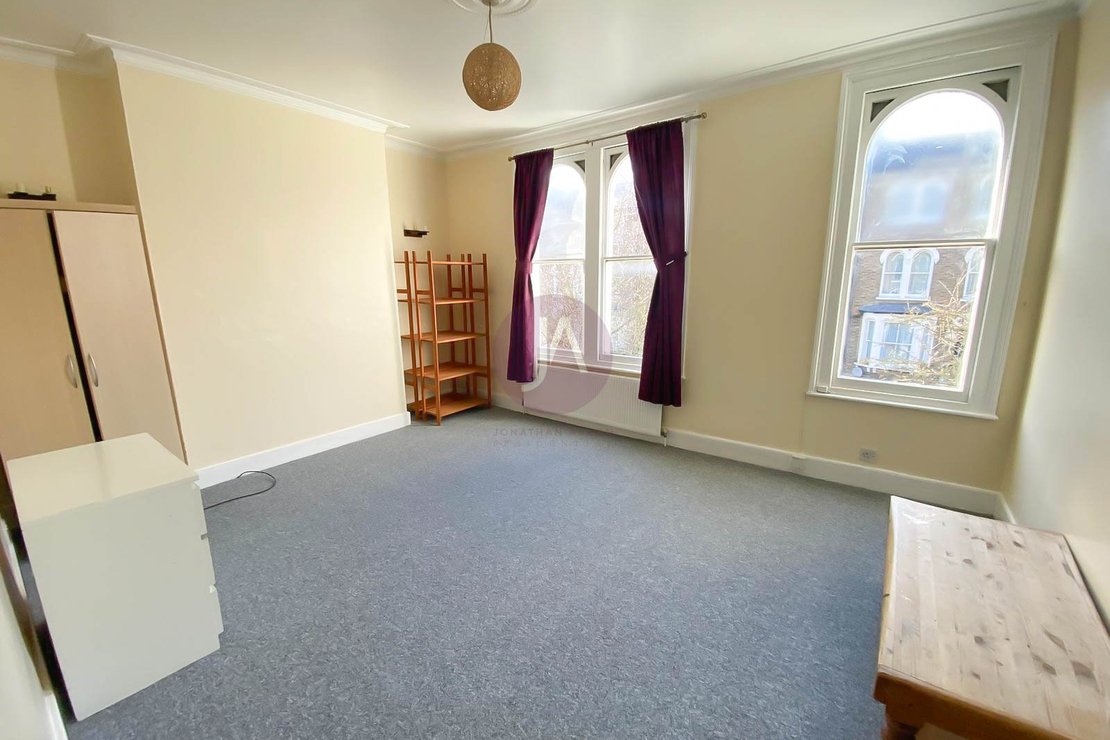 2 bedroom Flat to rent in Lowfield Road-view6