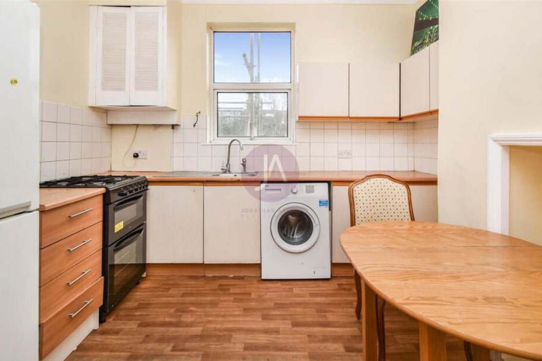 2 bedroom Flat to rent in Lowfield Road-view3