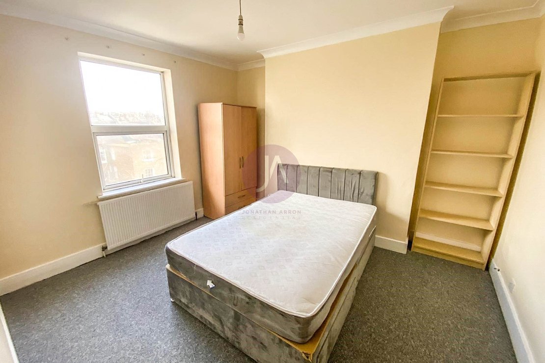 2 bedroom Flat to rent in Lowfield Road-view8