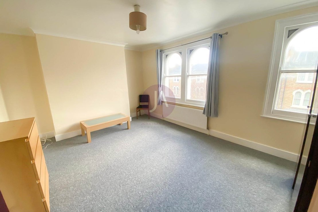 2 bedroom Flat to rent in Lowfield Road-view2
