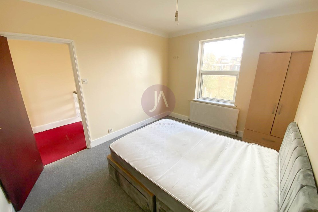 2 bedroom Flat to rent in Lowfield Road-view9
