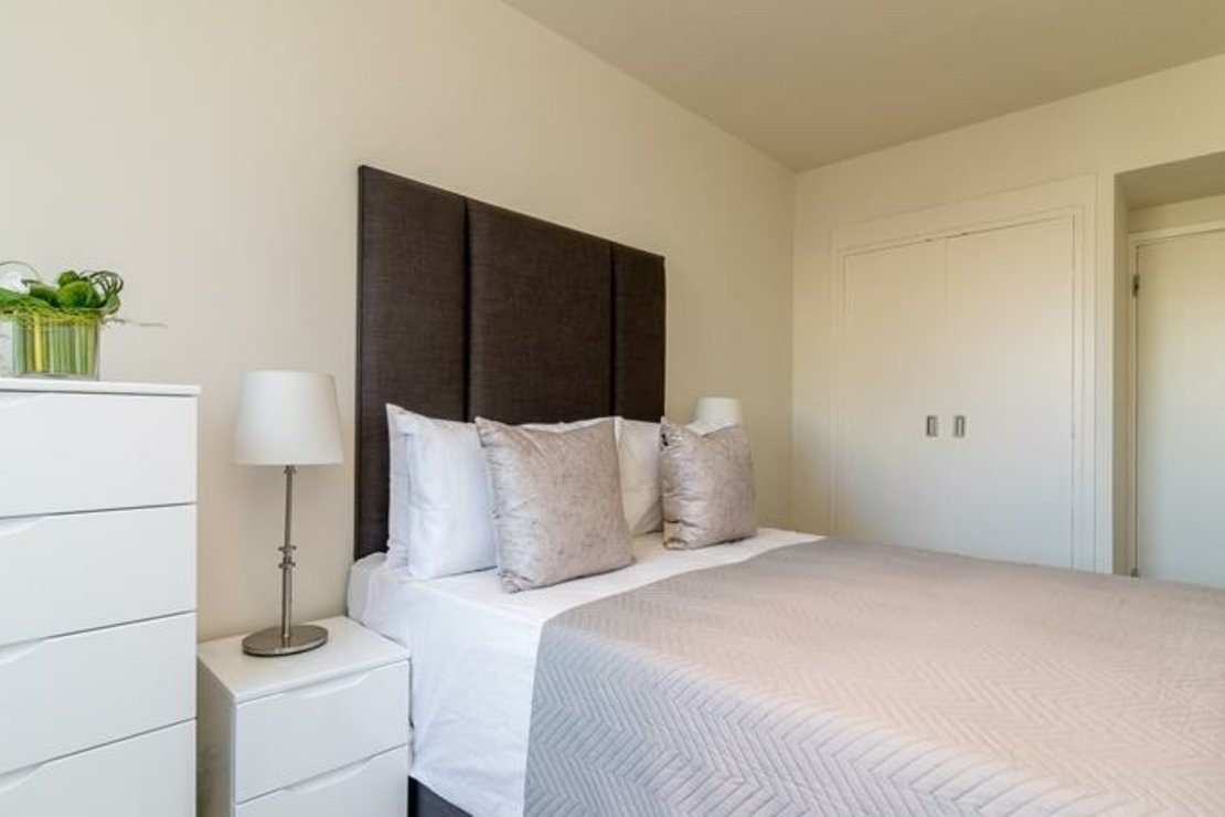 2 bedroom Flat to rent in Luke House-view6