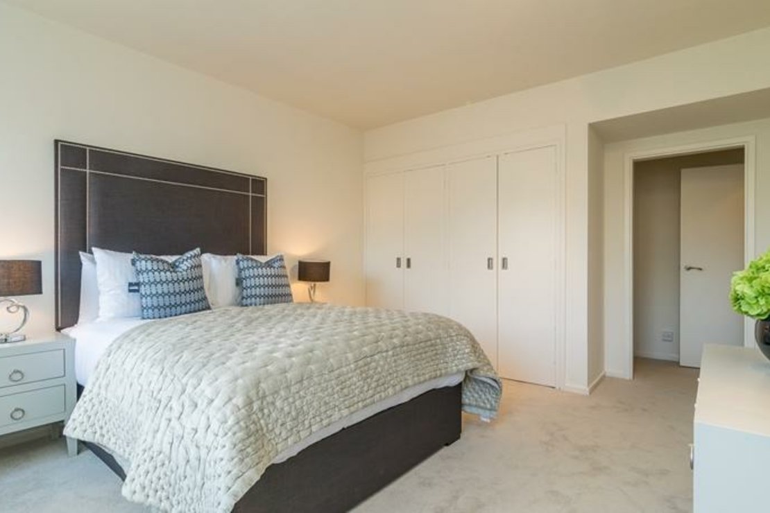 2 bedroom Flat to rent in Luke House-view5