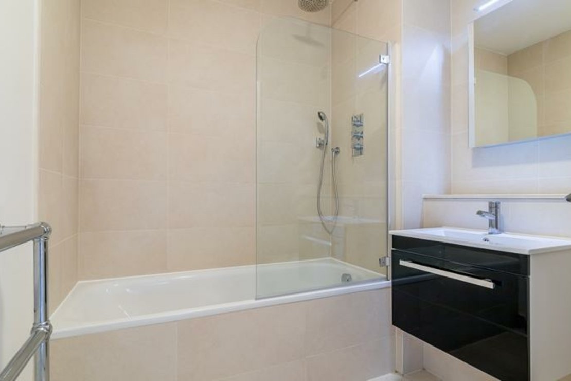 2 bedroom Flat to rent in Luke House-view4