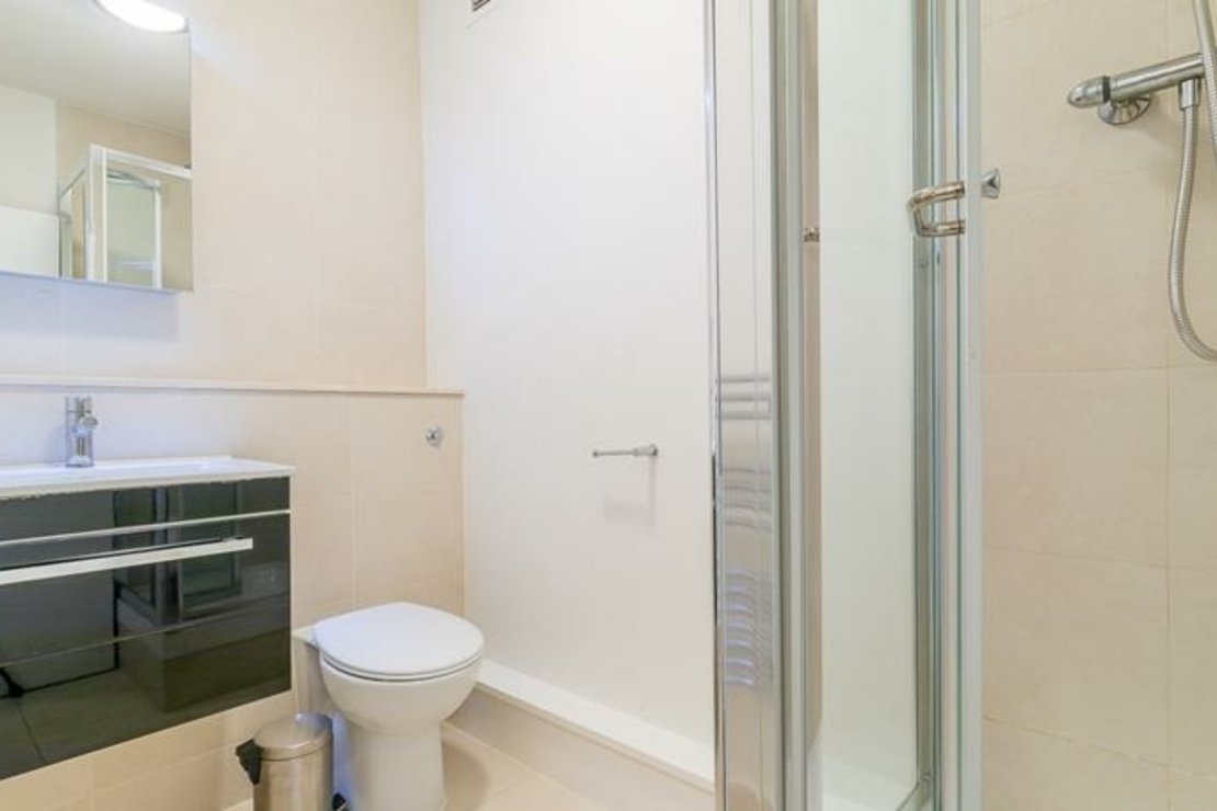 2 bedroom Flat to rent in Luke House-view9