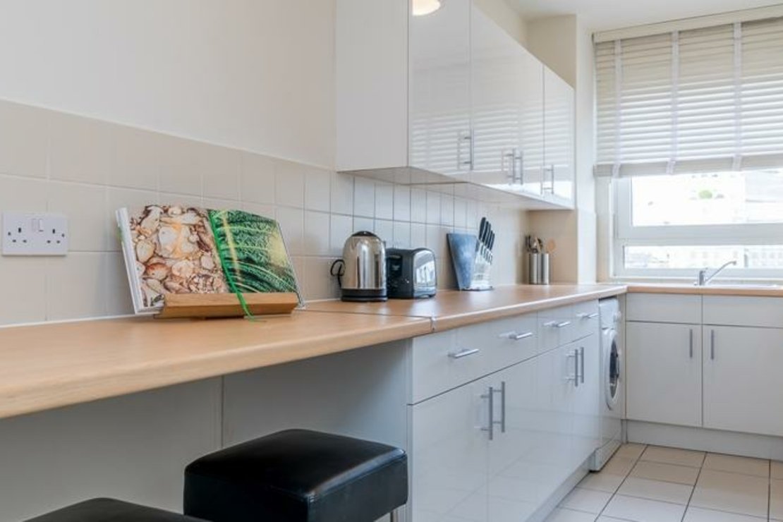 2 bedroom Flat to rent in Luke House-view8