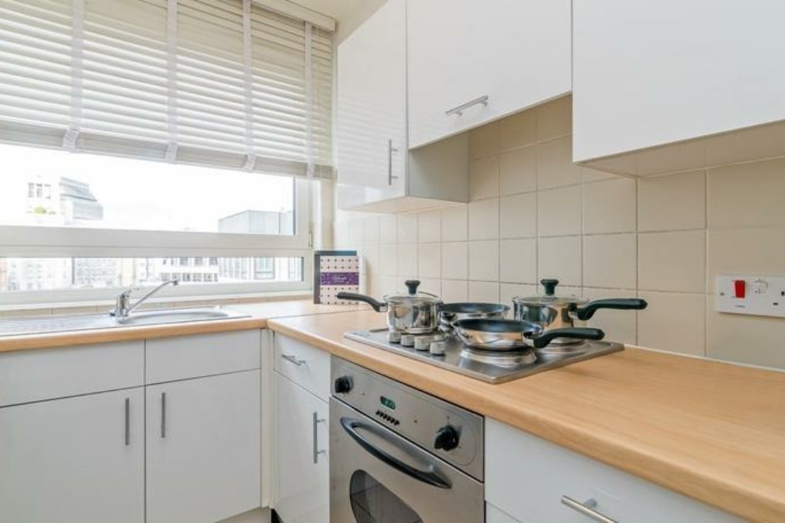2 bedroom Flat to rent in Luke House-view3