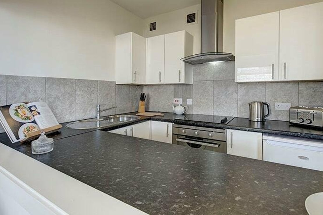 1 bedroom Flat to rent in Luke House-view4