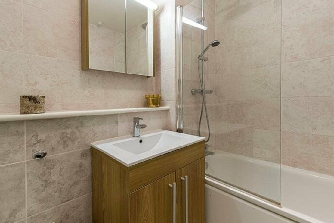 1 bedroom Flat to rent in Luke House-view8