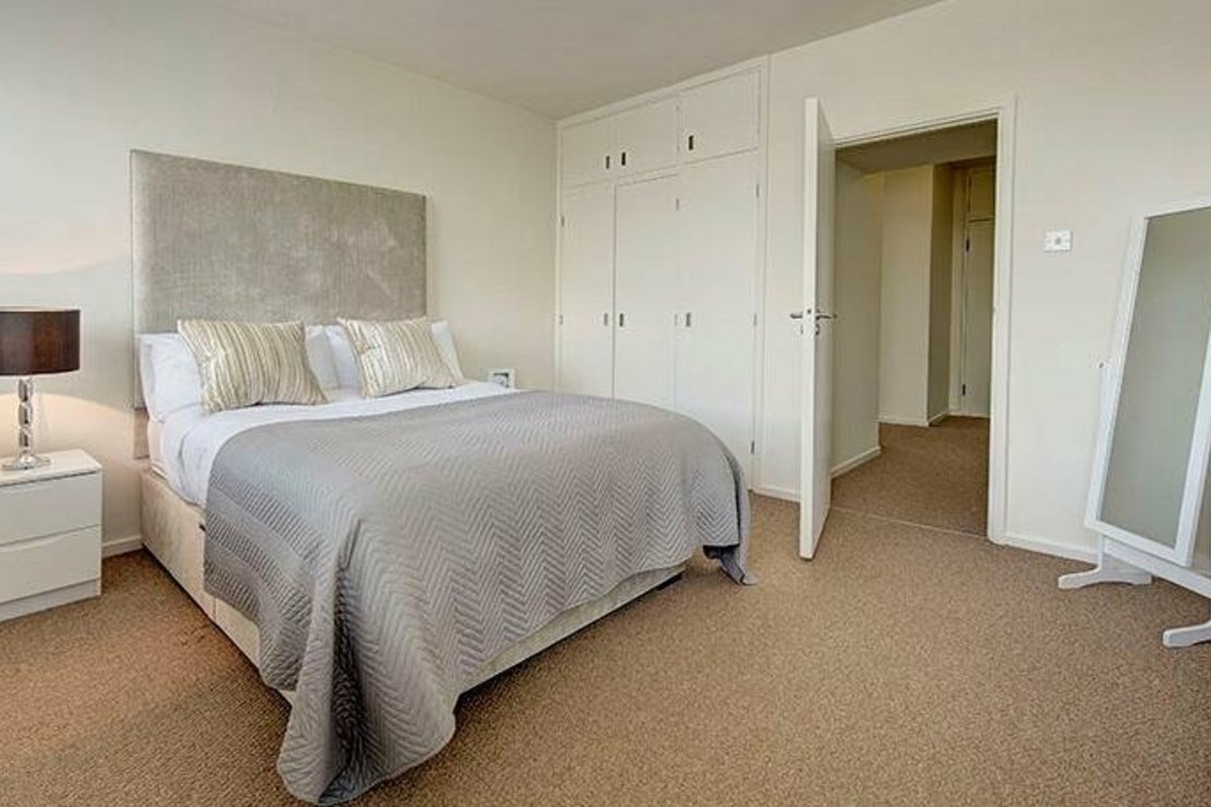 1 bedroom Flat to rent in Luke House-view5