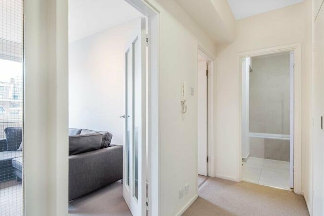 1 bedroom Flat to rent in Luke House-view8