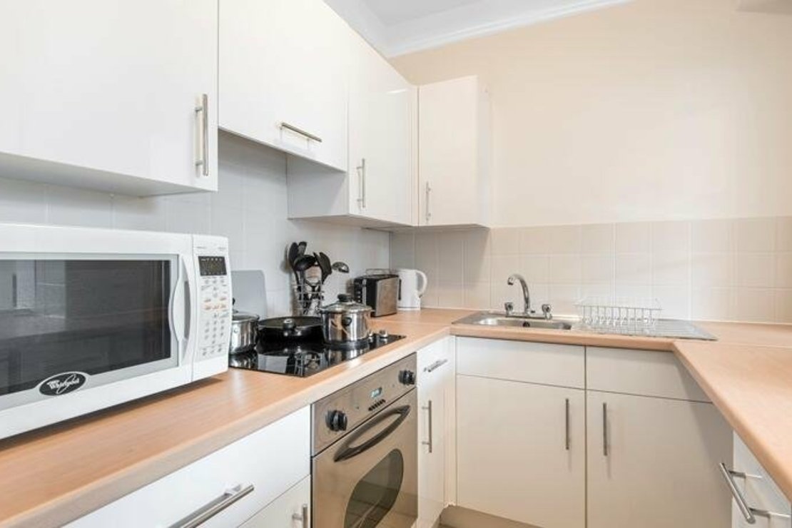 1 bedroom Flat to rent in Luke House-view5