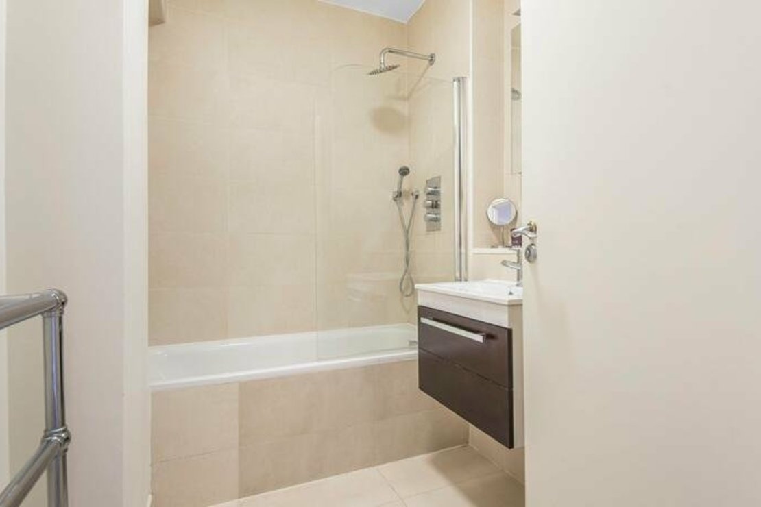 1 bedroom Flat to rent in Luke House-view6