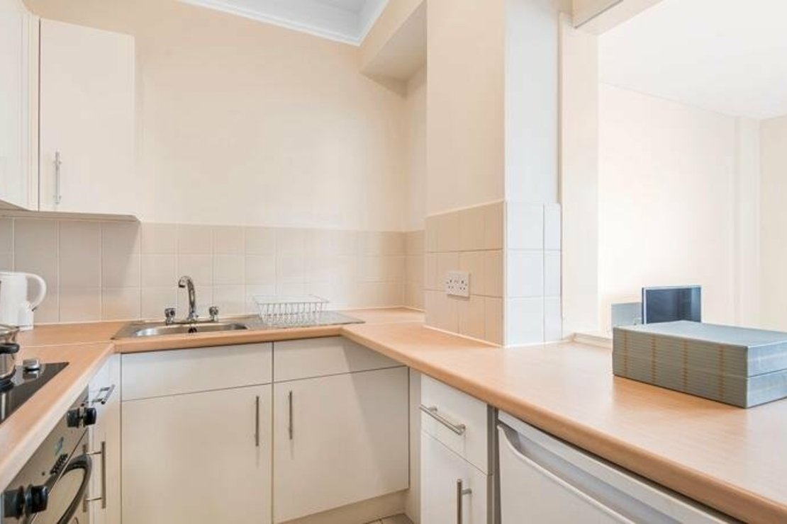 1 bedroom Flat to rent in Luke House-view4
