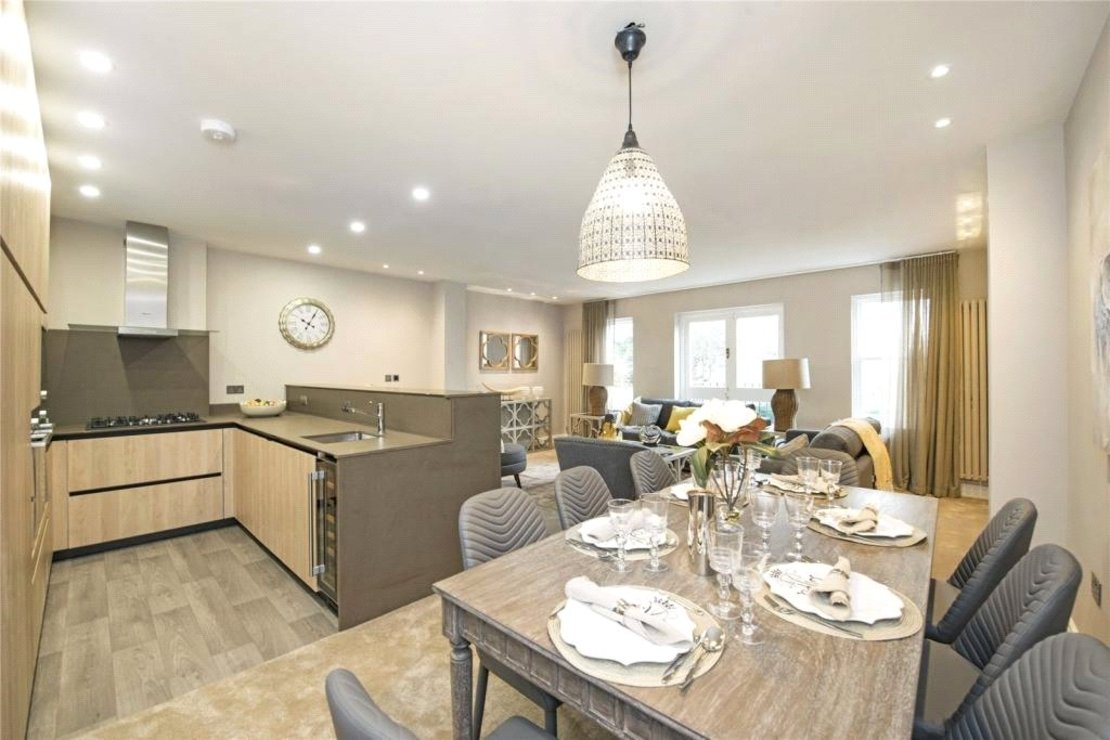 3 bedroom Flat to rent in Lyndhurst Lodge-view3