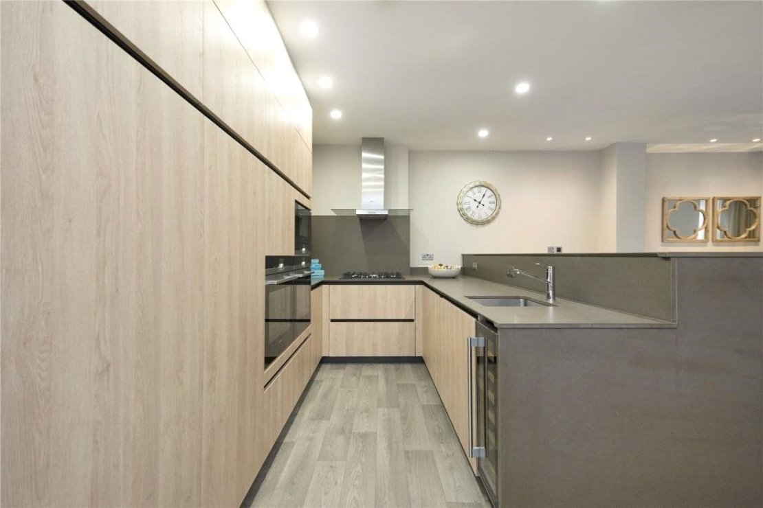 3 bedroom Flat to rent in Lyndhurst Lodge-view5