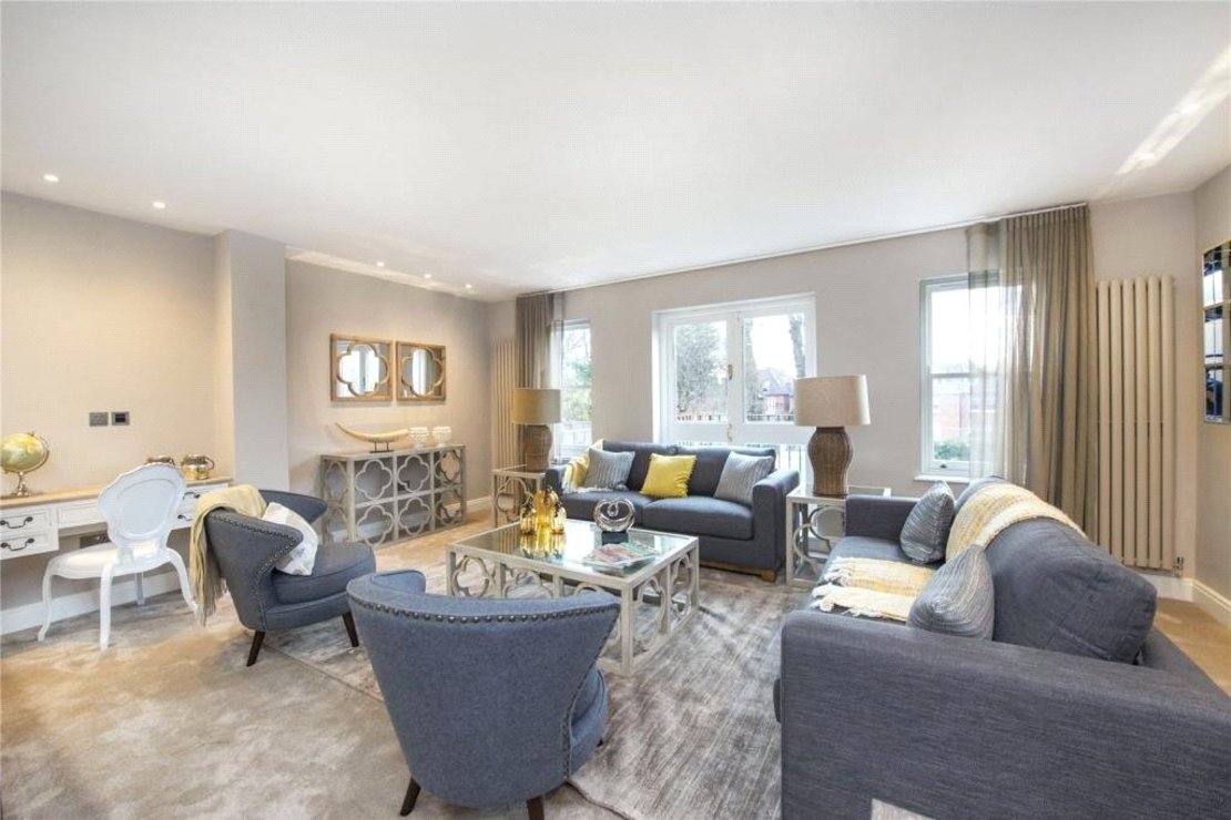 3 bedroom Flat to rent in Lyndhurst Lodge-view1