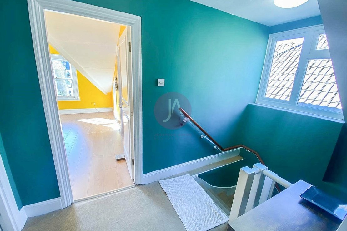 1 bedroom Flat to rent in Malvern Road-view9