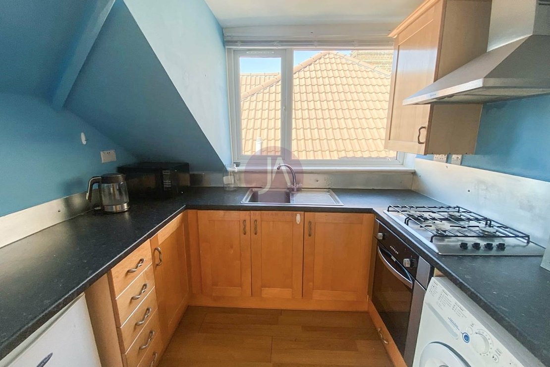 1 bedroom Flat to rent in Malvern Road-view2