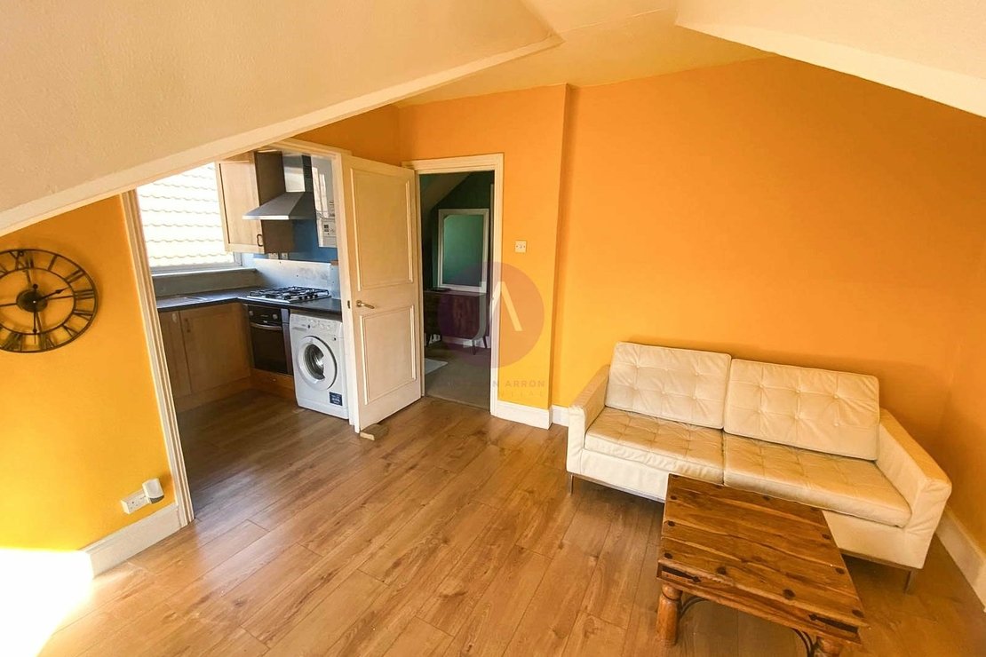 1 bedroom Flat to rent in Malvern Road-view5