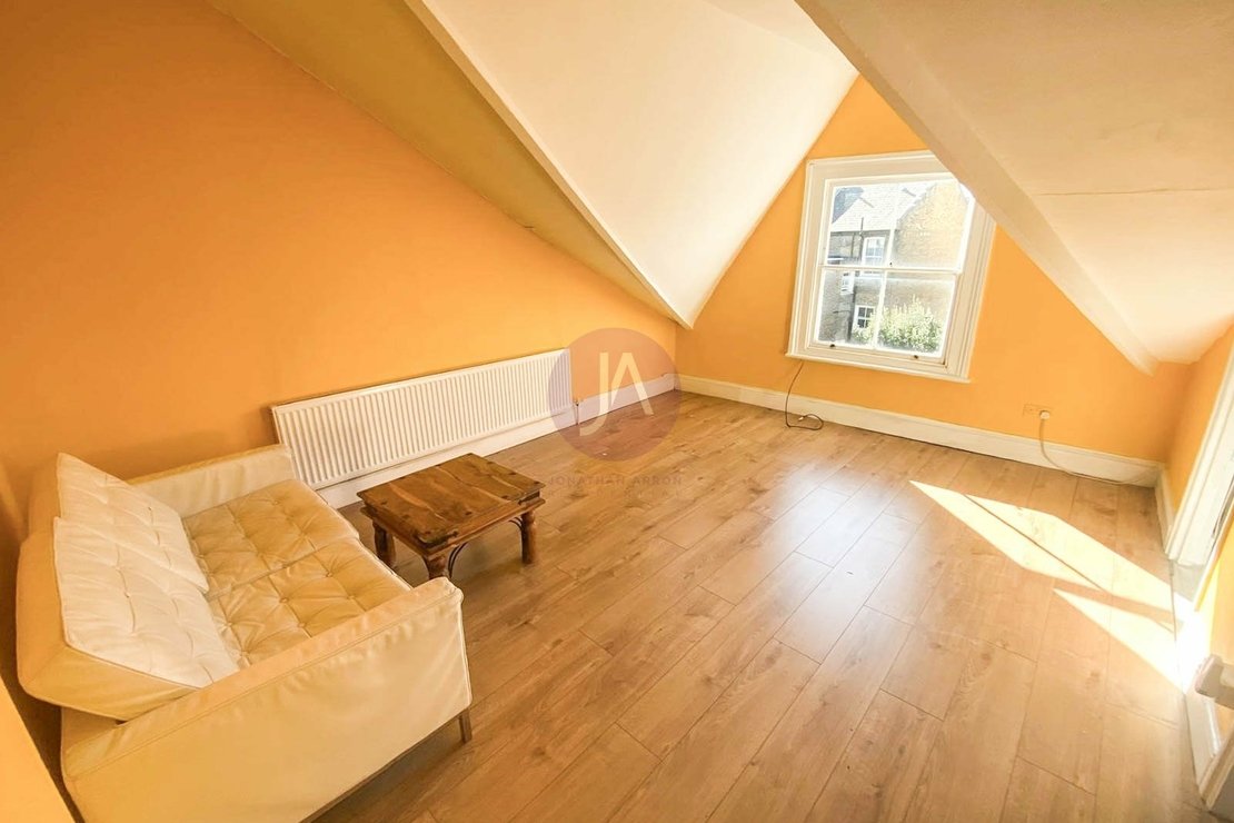 1 bedroom Flat to rent in Malvern Road-view1