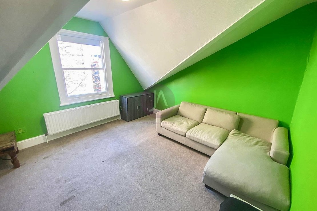 1 bedroom Flat to rent in Malvern Road-view3