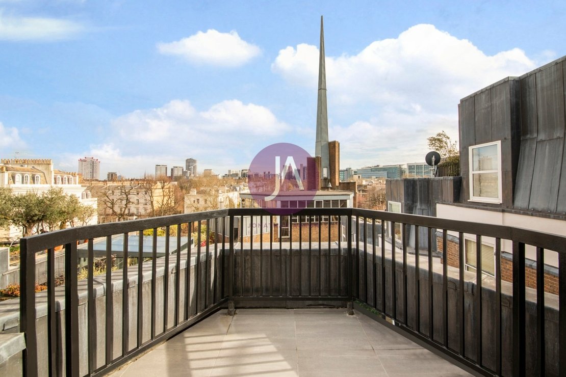3 bedroom Flat to rent in Manor House Court-view1