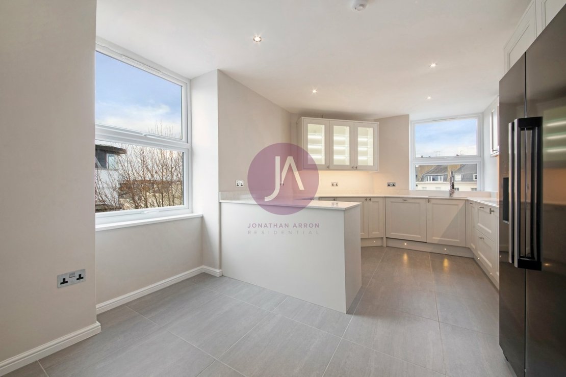 3 bedroom Flat to rent in Manor House Court-view3