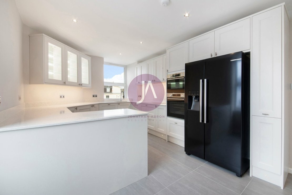 3 bedroom Flat to rent in Manor House Court-view13