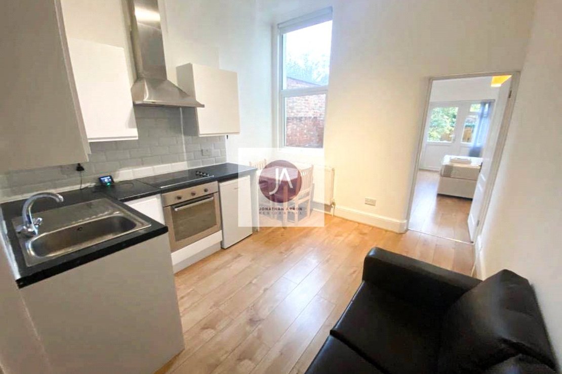 1 bedroom Flat to rent in Manstone Road-view2