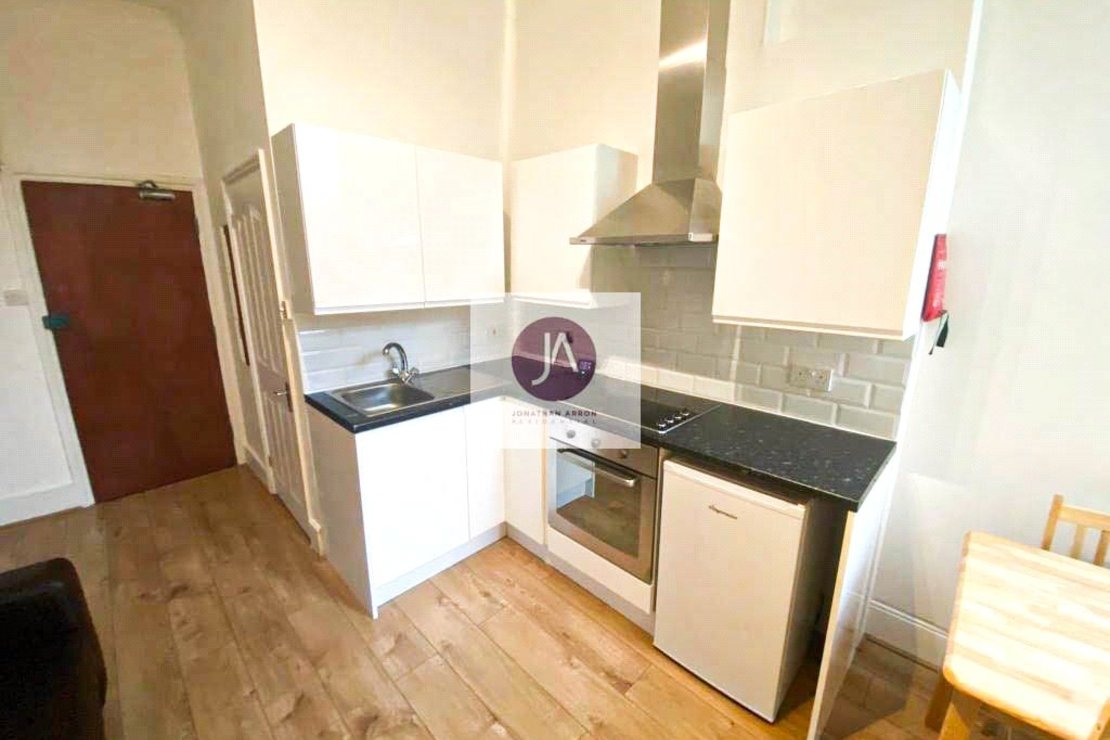 1 bedroom Flat to rent in Manstone Road-view3