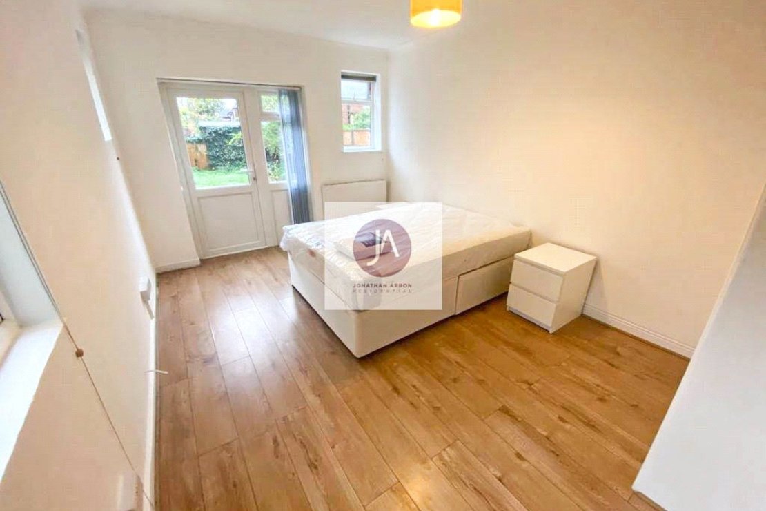 1 bedroom Flat to rent in Manstone Road-view4